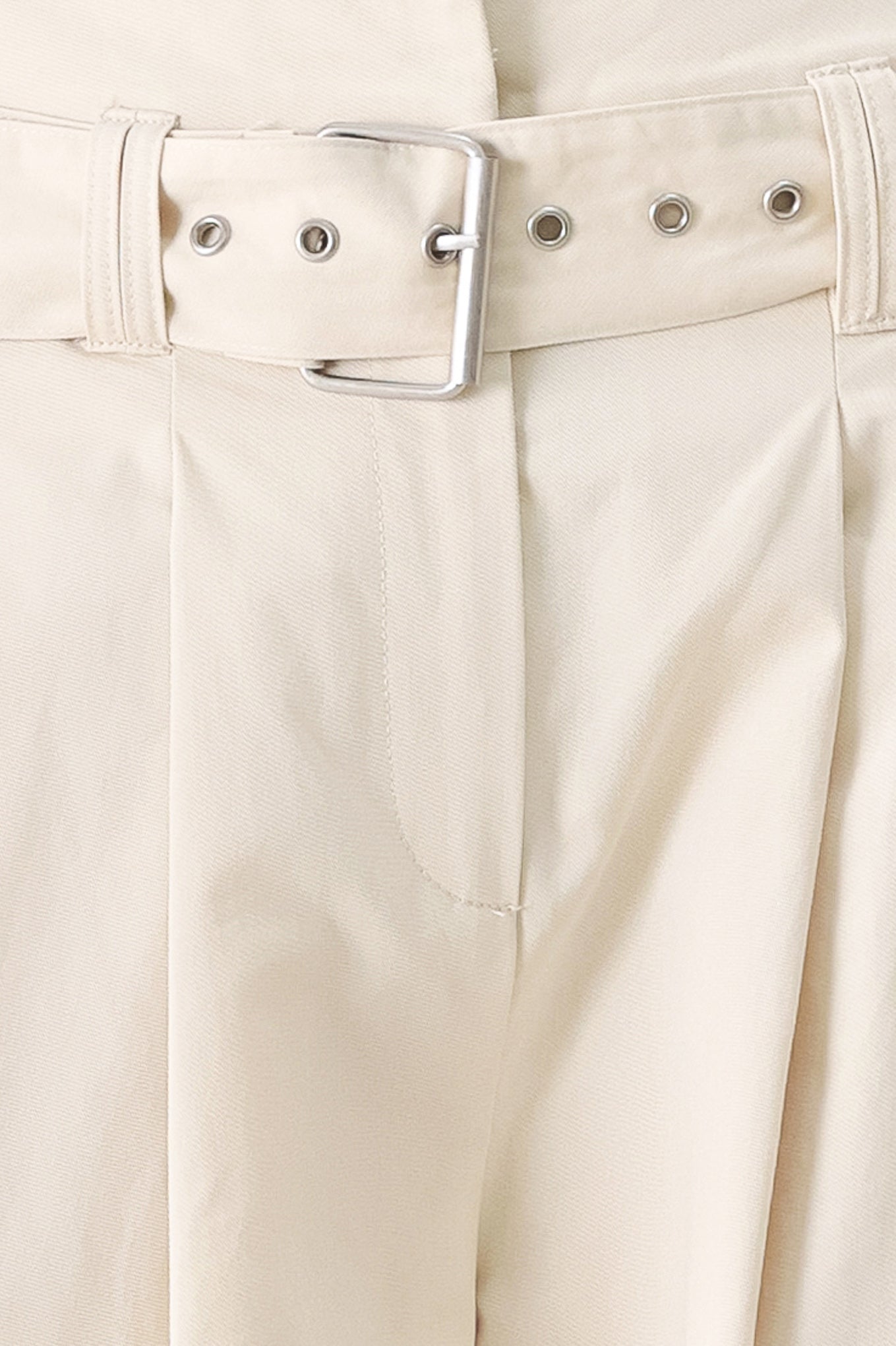 Close-up of beige pants with a belt and buckle | FREEMARKET | Flying Tomato