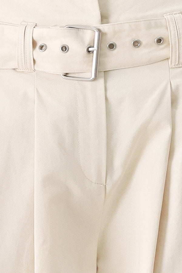 Close-up of beige pants with a belt and buckle | FREEMARKET | Flying Tomato