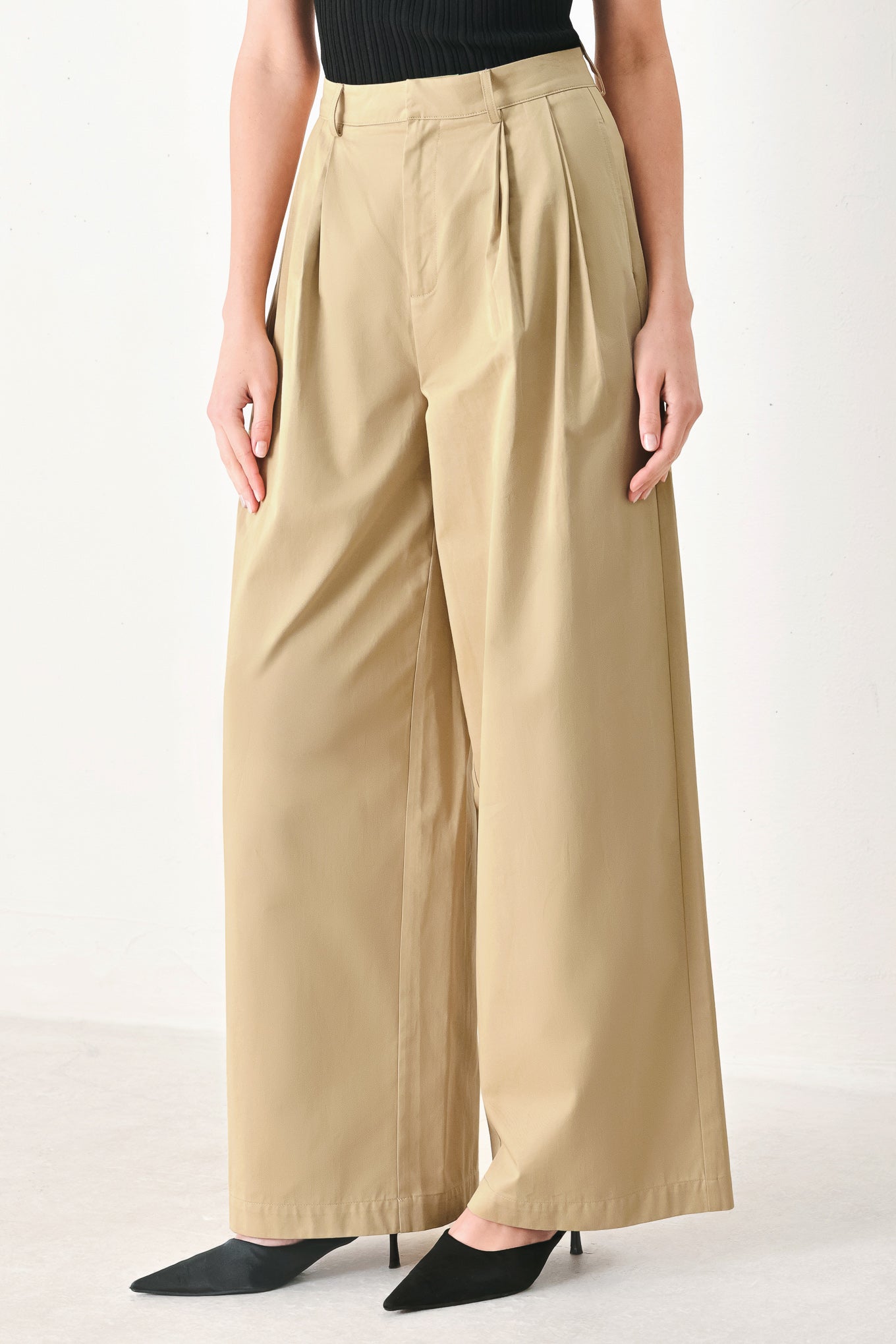 Woman wearing beige wide-leg pants with front closure, side pocket | FREEMARKET | Flying Tomato