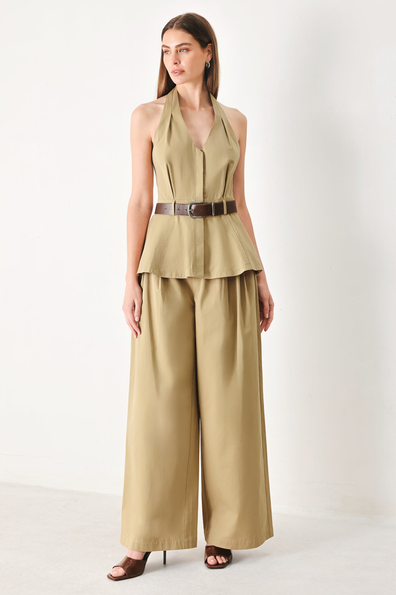 Woman wearing beige wide-leg pants with front closure, side pocket | FREEMARKET | Flying Tomato
