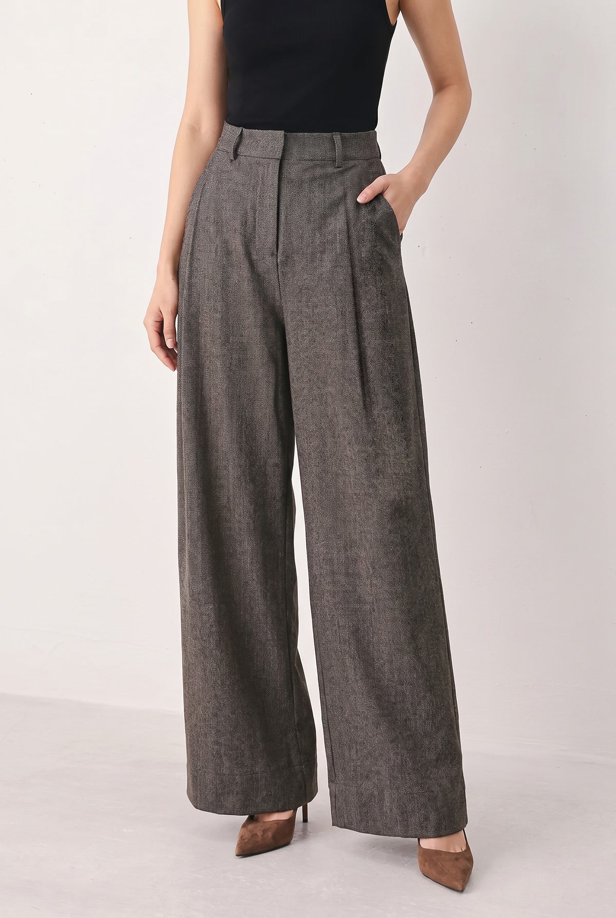 A solid woven wide leg pant with front closure and pockets. Matching top FT1951B