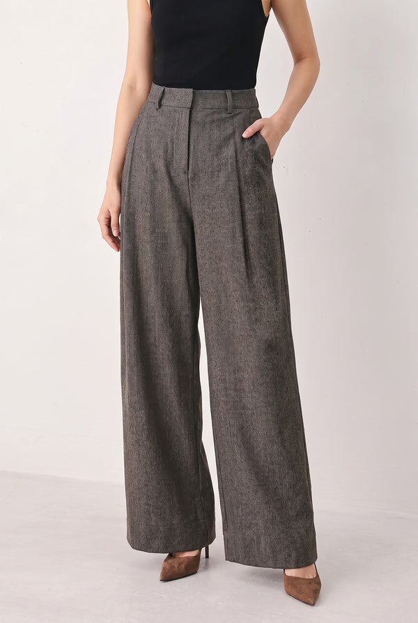 A solid woven wide leg pant with front closure and pockets. Matching top FT1951B