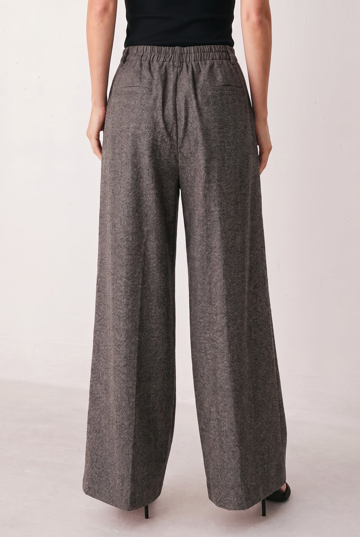 A solid woven wide leg pant with front closure and pockets. Matching top FT1951B