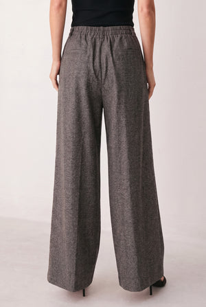 A solid woven wide leg pant with front closure and pockets. Matching top FT1951B