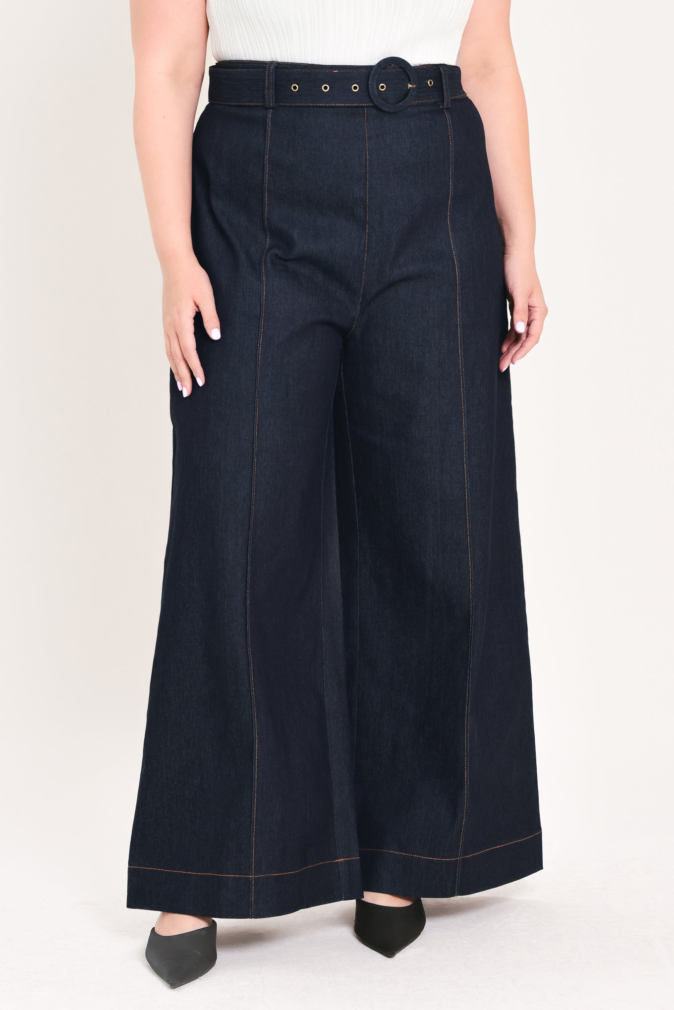 Woman wearing dark denim wide-leg pants with front closure, self belt | FREEMARKET Curve