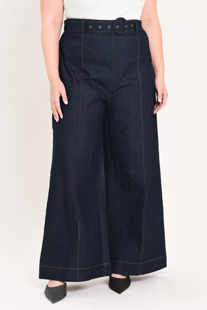 Woman wearing dark denim wide-leg pants with front closure, self belt | FREEMARKET Curve
