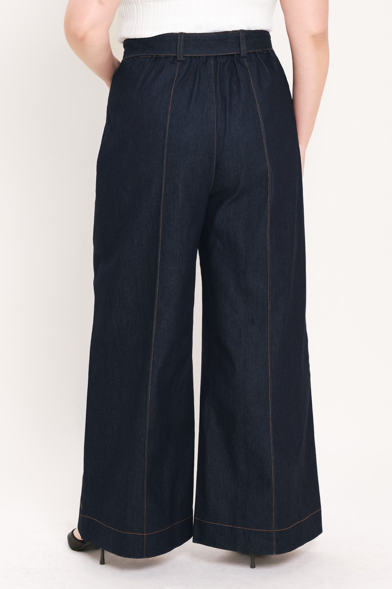 Woman wearing dark denim wide-leg pants with front closure, self belt | FREEMARKET Curve