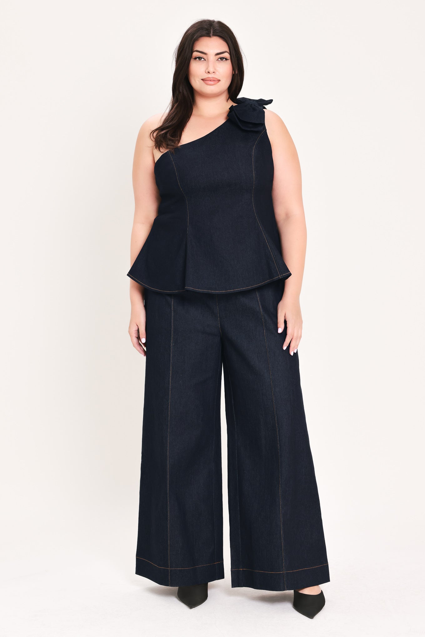Woman wearing dark denim wide-leg pants with front closure, self belt | FREEMARKET Curve