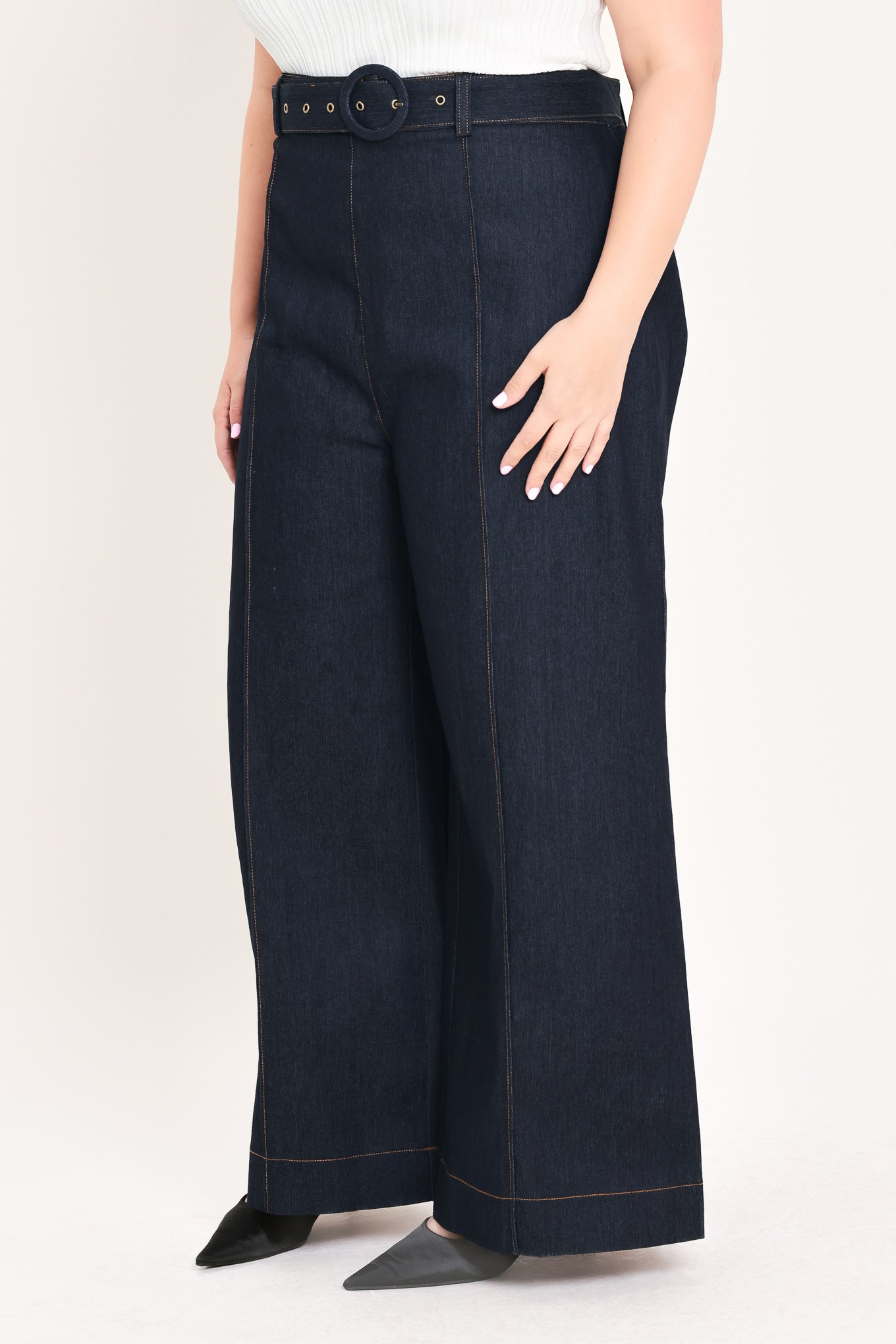 Woman wearing dark denim wide-leg pants with front closure, self belt | FREEMARKET Curve