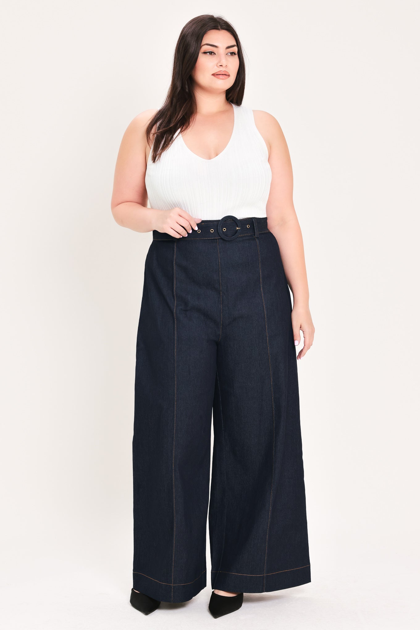 Woman wearing dark denim wide-leg pants with front closure, self belt | FREEMARKET Curve