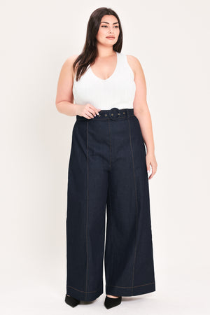 Woman wearing dark denim wide-leg pants with front closure, self belt | FREEMARKET Curve