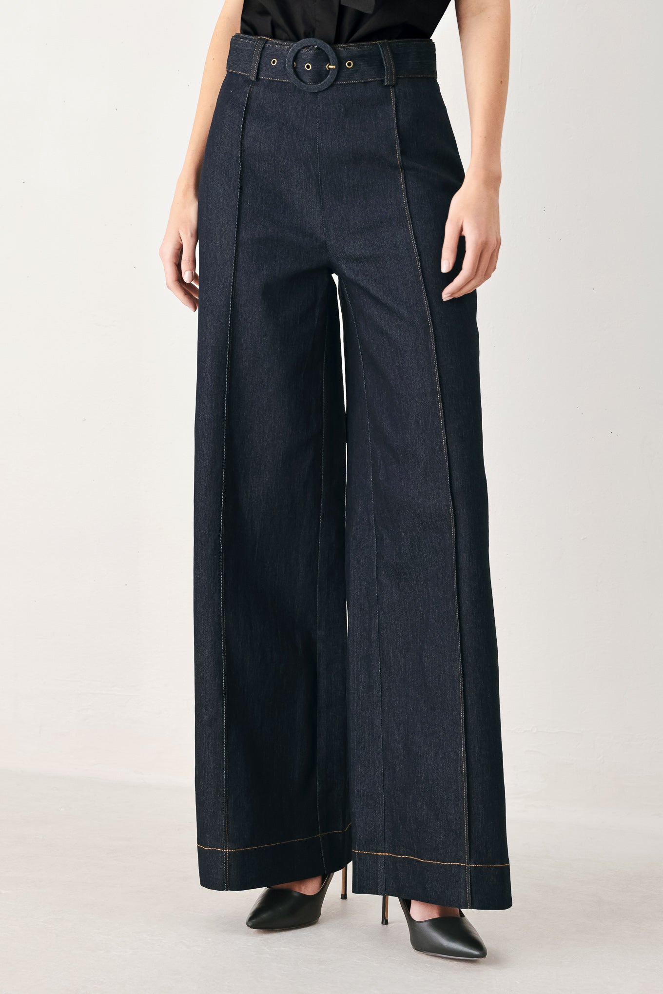 Woman wearing dark denim wide-leg pants with front closure, self belt | FREEMARKET
