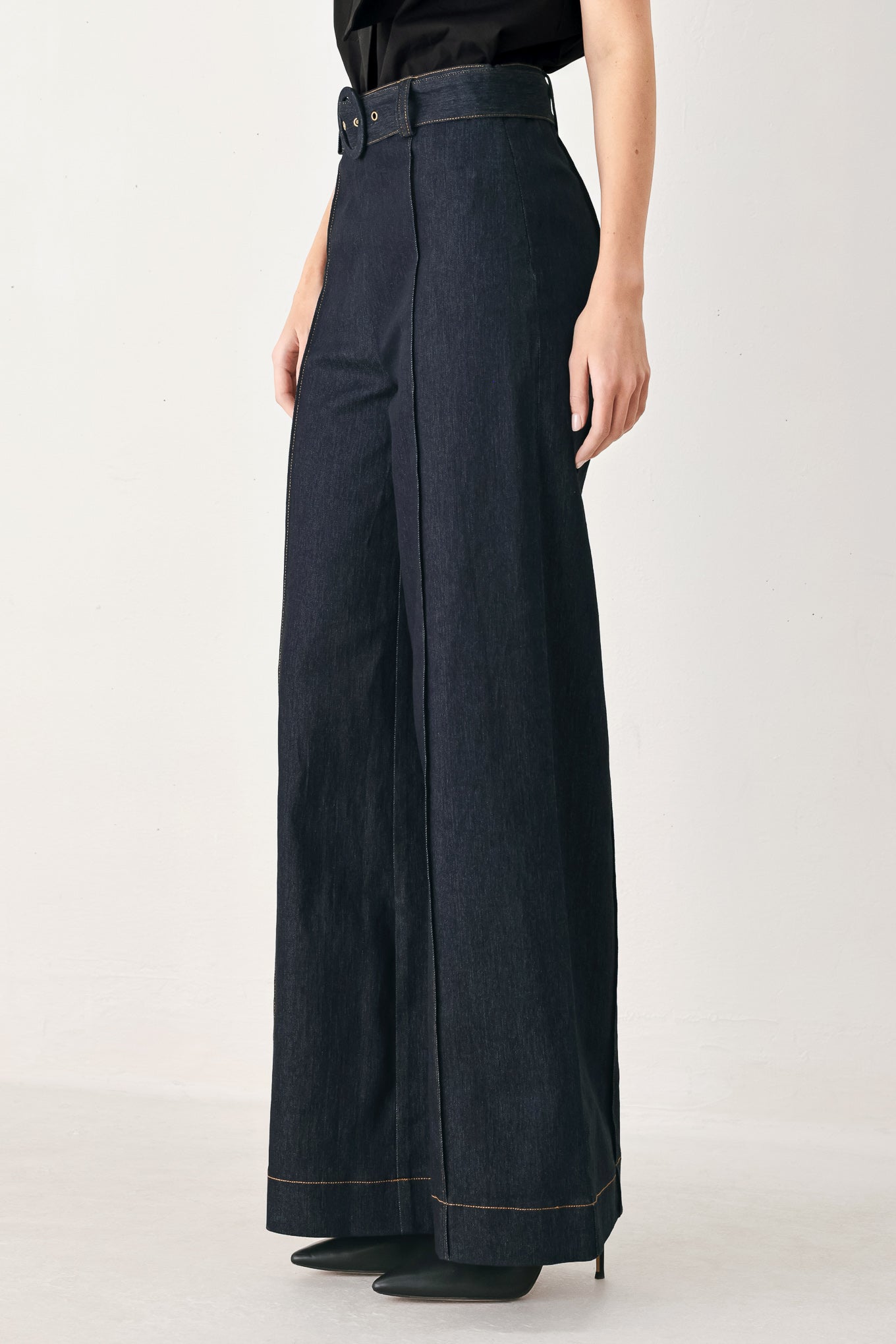 Woman wearing dark denim wide-leg pants with front closure, self belt | FREEMARKET