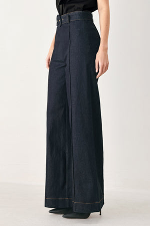 Woman wearing dark denim wide-leg pants with front closure, self belt | FREEMARKET