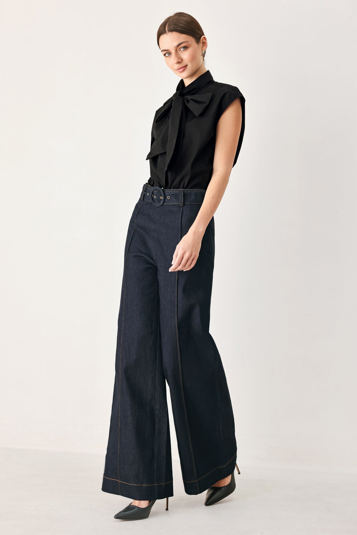 Woman wearing dark denim wide-leg pants with front closure, self belt | FREEMARKET