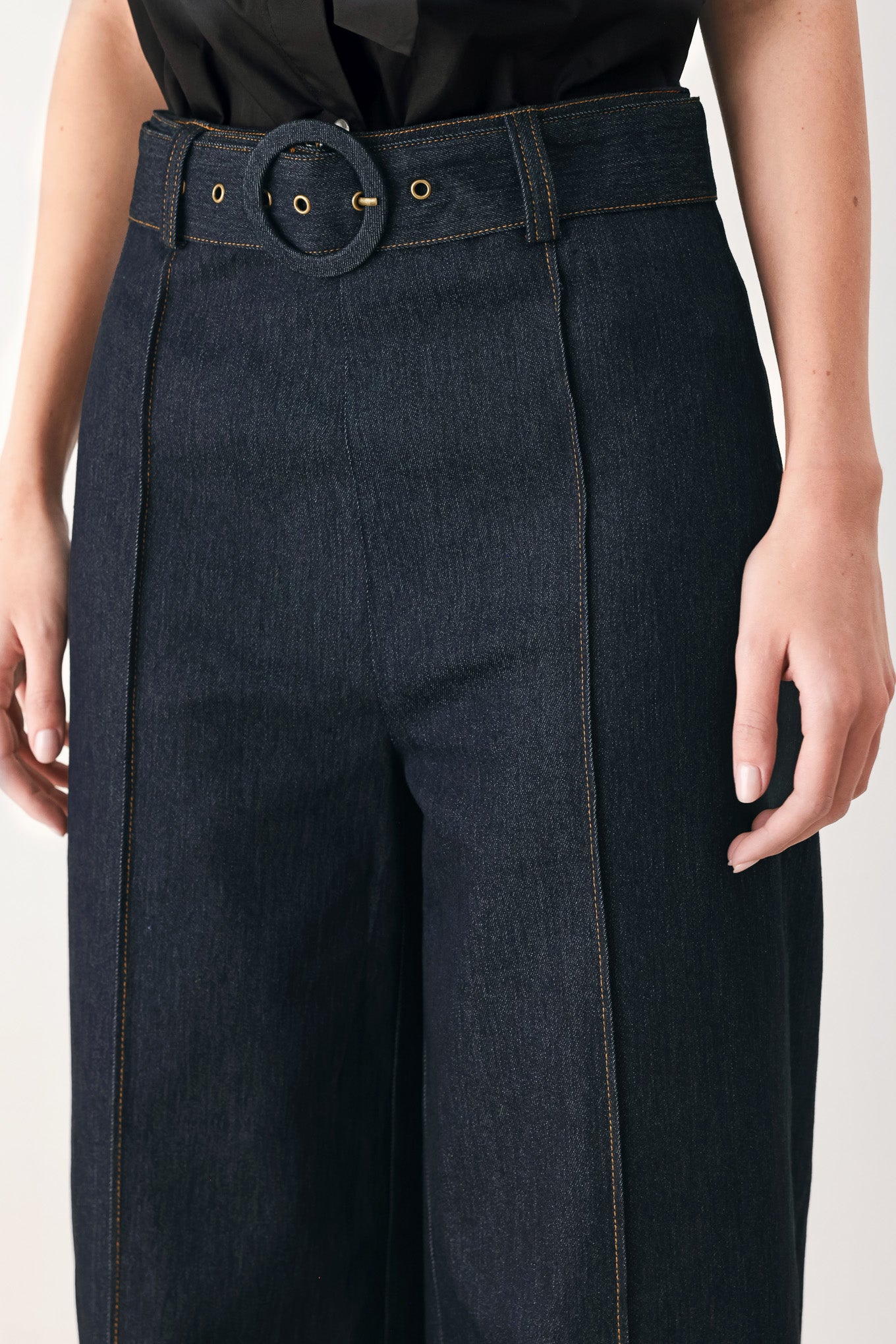 Woman wearing dark denim wide-leg pants with front closure, self belt | FREEMARKET