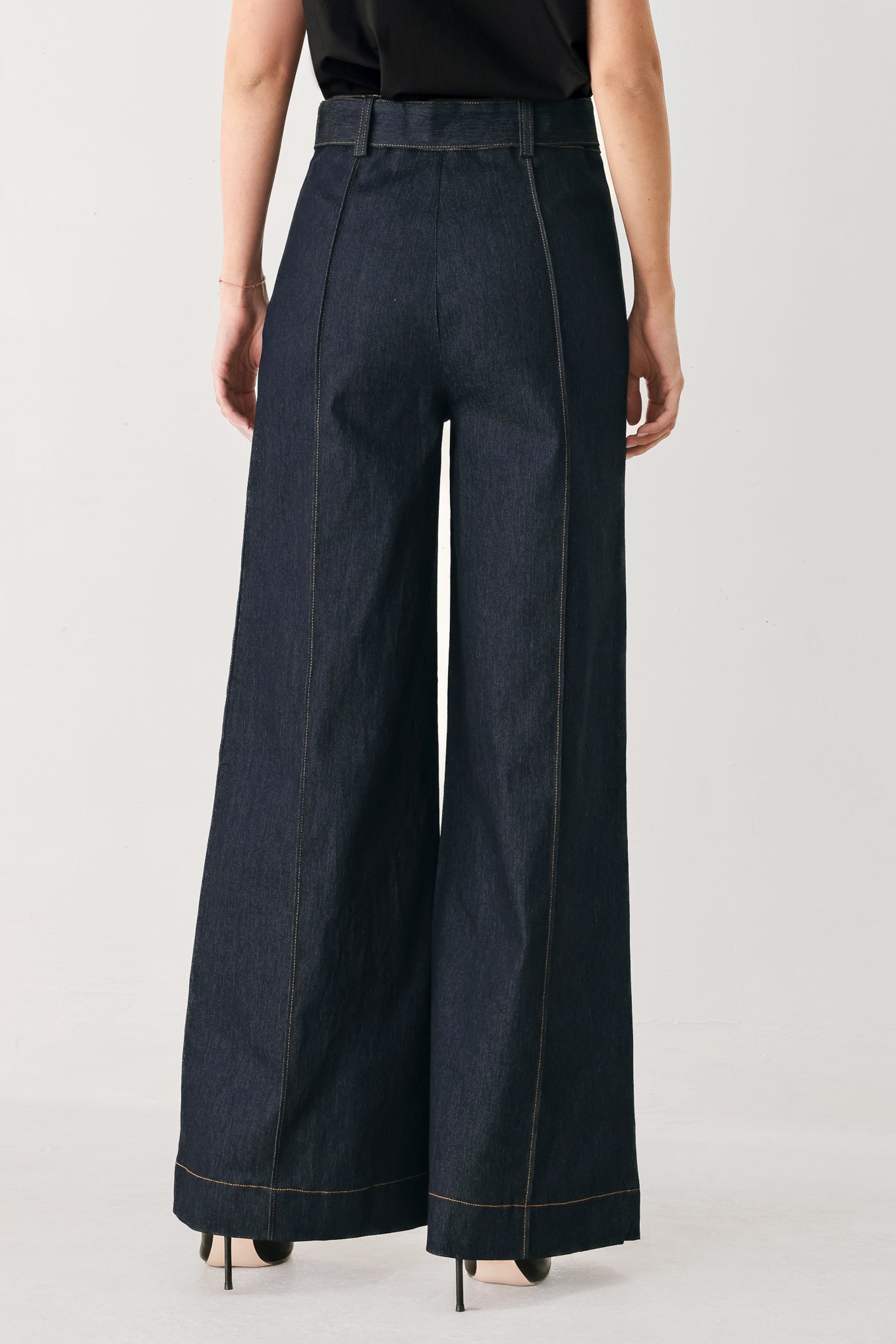 Woman wearing dark denim wide-leg pants with front closure, self belt | FREEMARKET