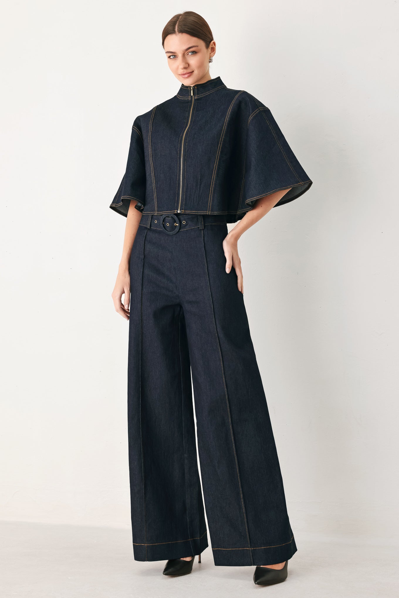 Woman wearing dark denim wide-leg pants with front closure, self belt | FREEMARKET