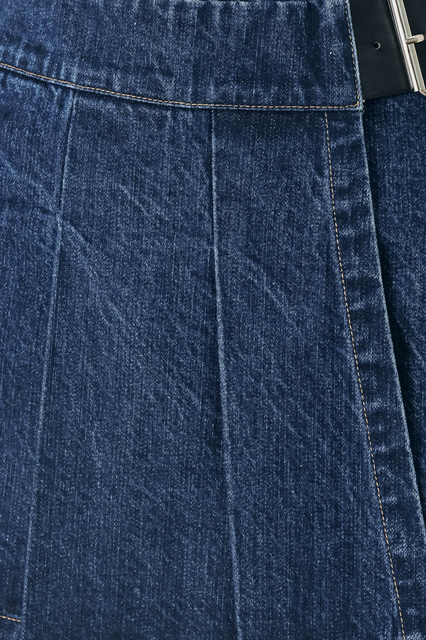 Woman wearing a blue denim skort with a black belt | FREEMARKET