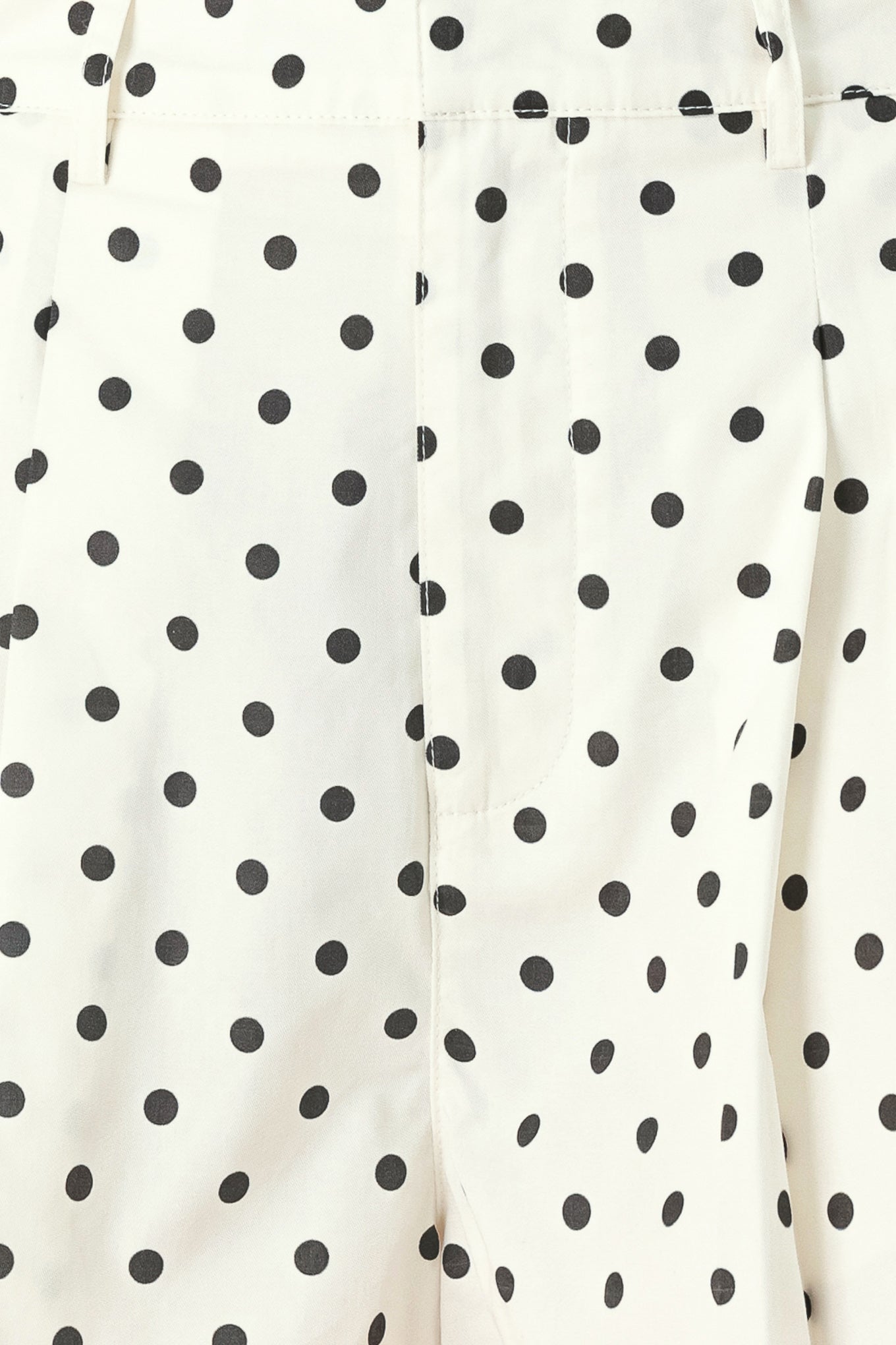 Close-up of a white fabric with black polka dots | FREEMARKET