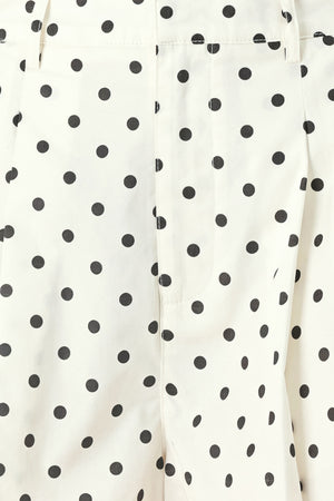 Close-up of a white fabric with black polka dots | FREEMARKET