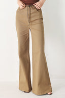 Woman wearing khaki wide-leg pants with front closure and contrasting belt | FREEMARKET