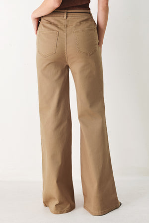 Woman wearing khaki wide-leg pants with front closure and contrasting belt | FREEMARKET