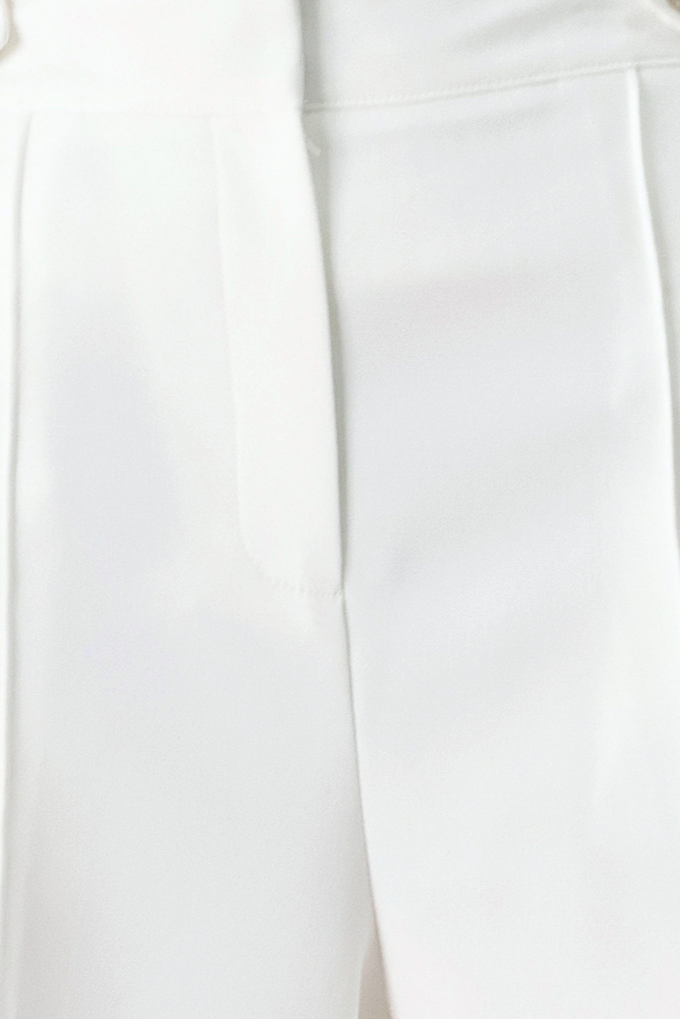 Woman wearing white wide-leg pants with side pockets and front closure | FREEMARKET