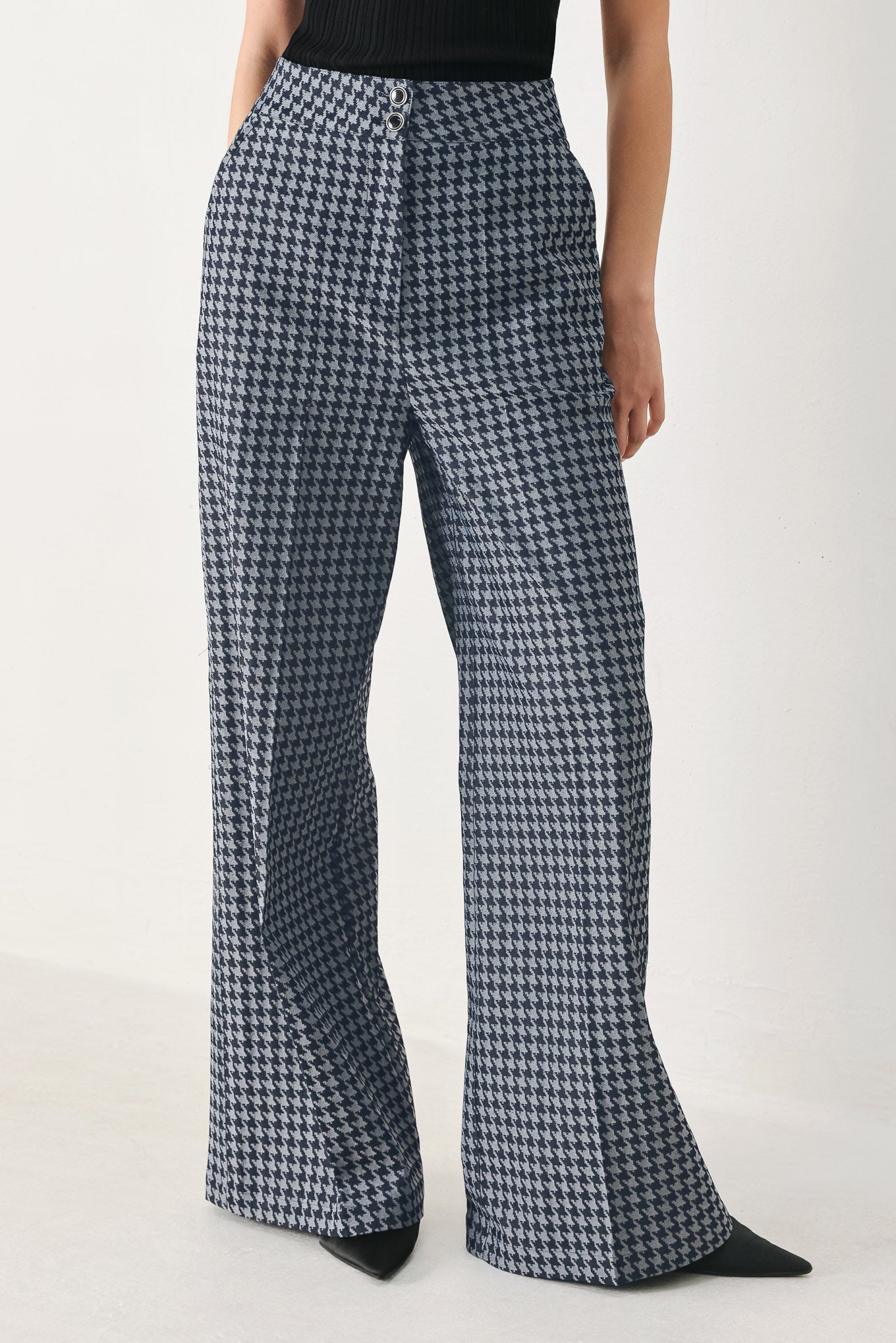 Houndstooth patterned wide leg pant with front closure | FREEMARKET