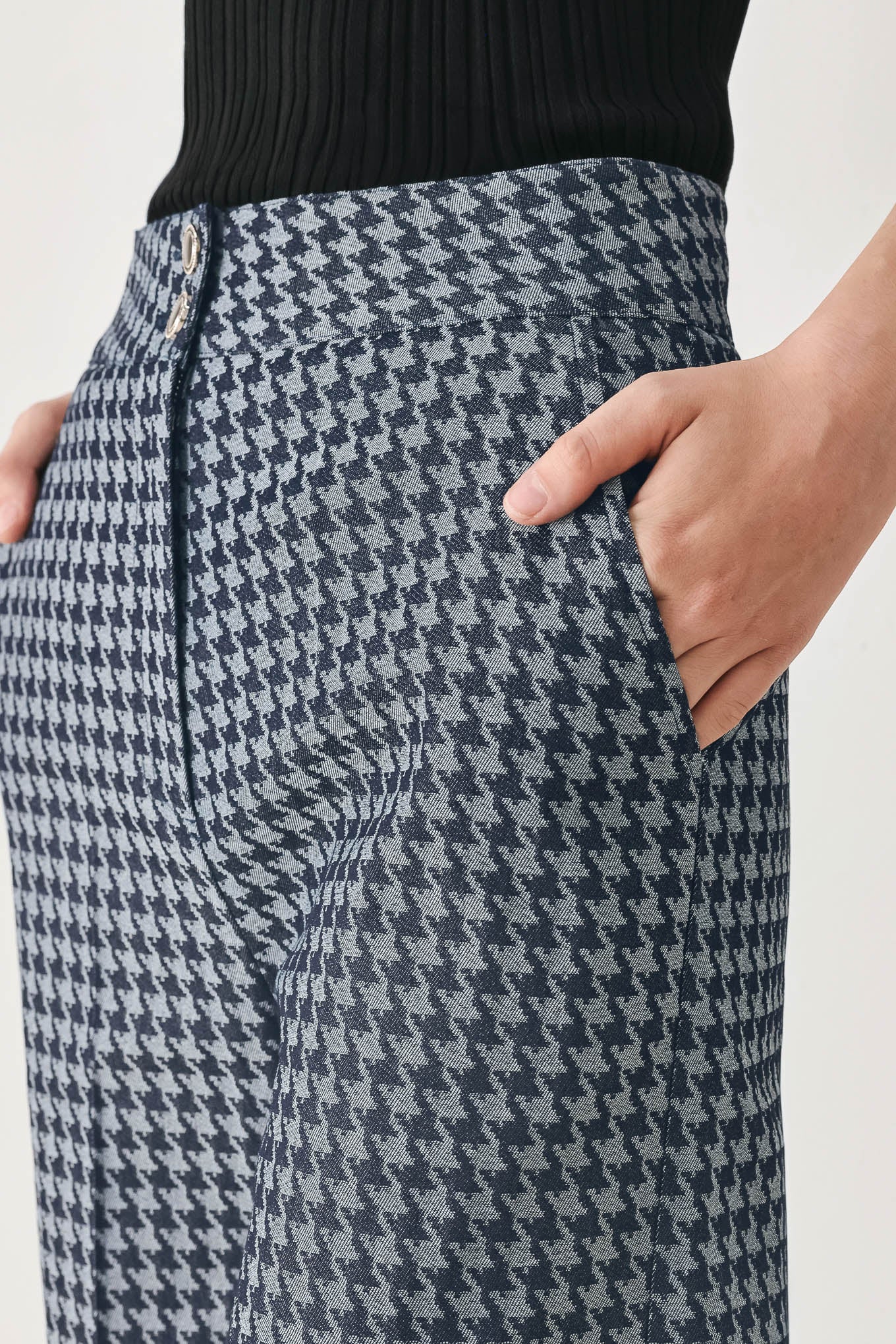 Houndstooth patterned wide leg pant with front closure | FREEMARKET