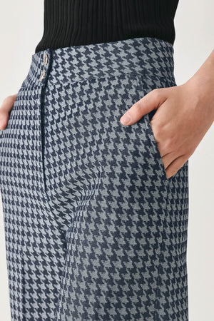 Houndstooth patterned wide leg pant with front closure | FREEMARKET
