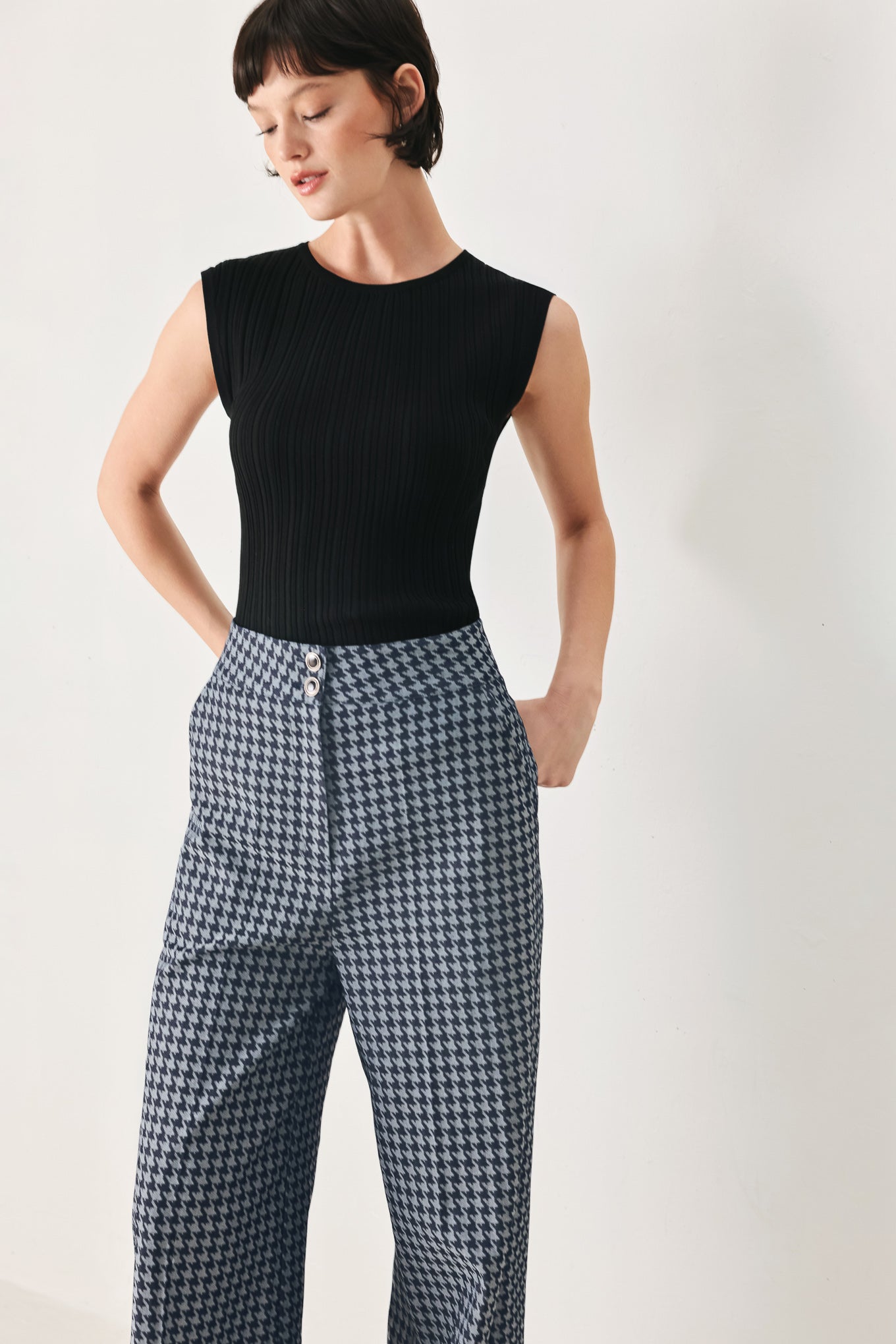 Houndstooth patterned wide leg pant with front closure | FREEMARKET