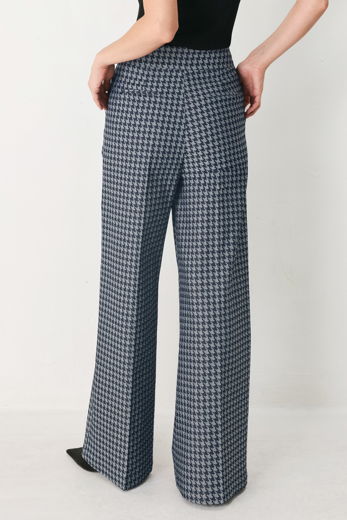Houndstooth patterned wide leg pant with front closure | FREEMARKET
