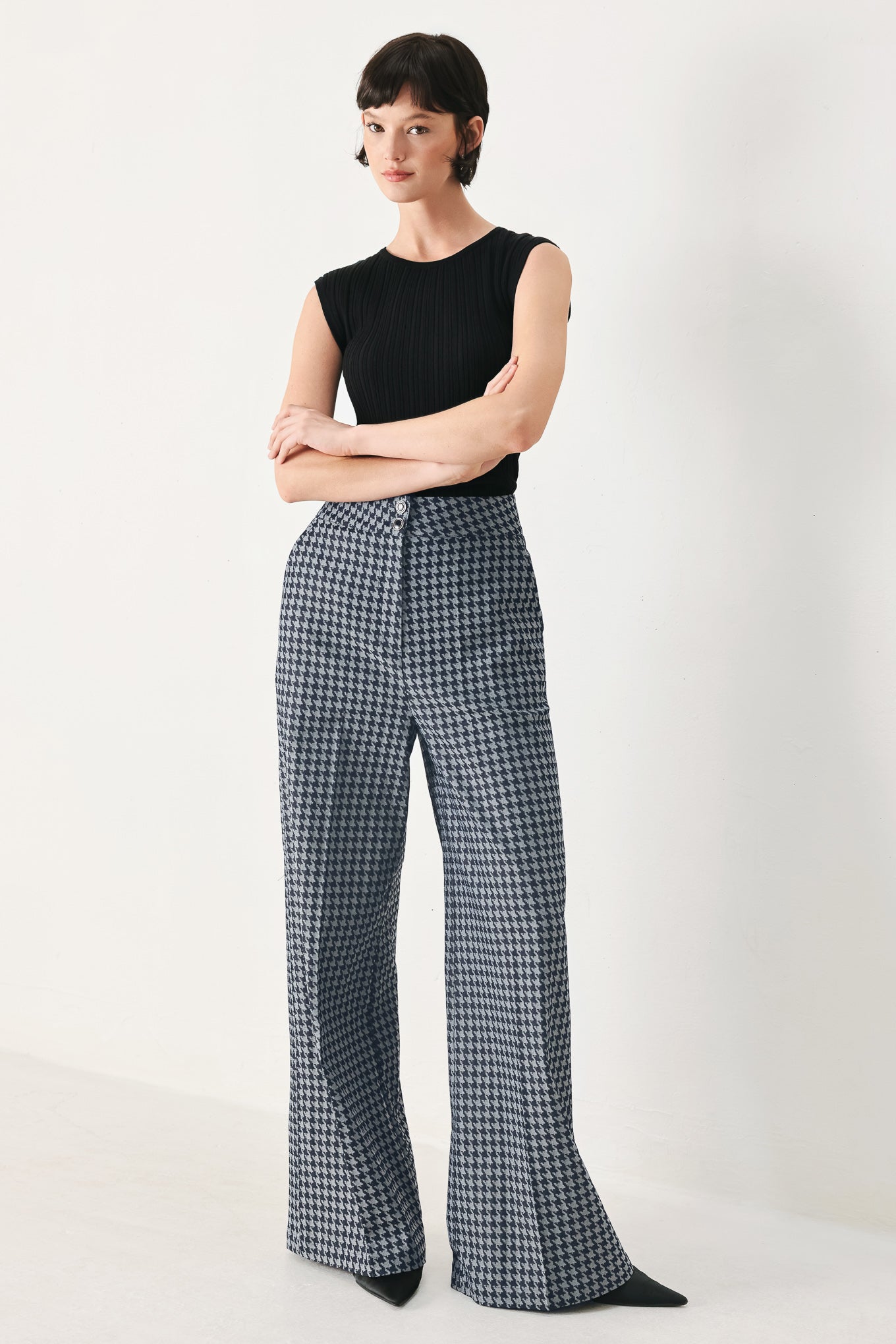 Houndstooth patterned wide leg pant with front closure | FREEMARKET
