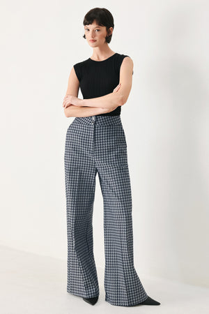 Houndstooth patterned wide leg pant with front closure | FREEMARKET
