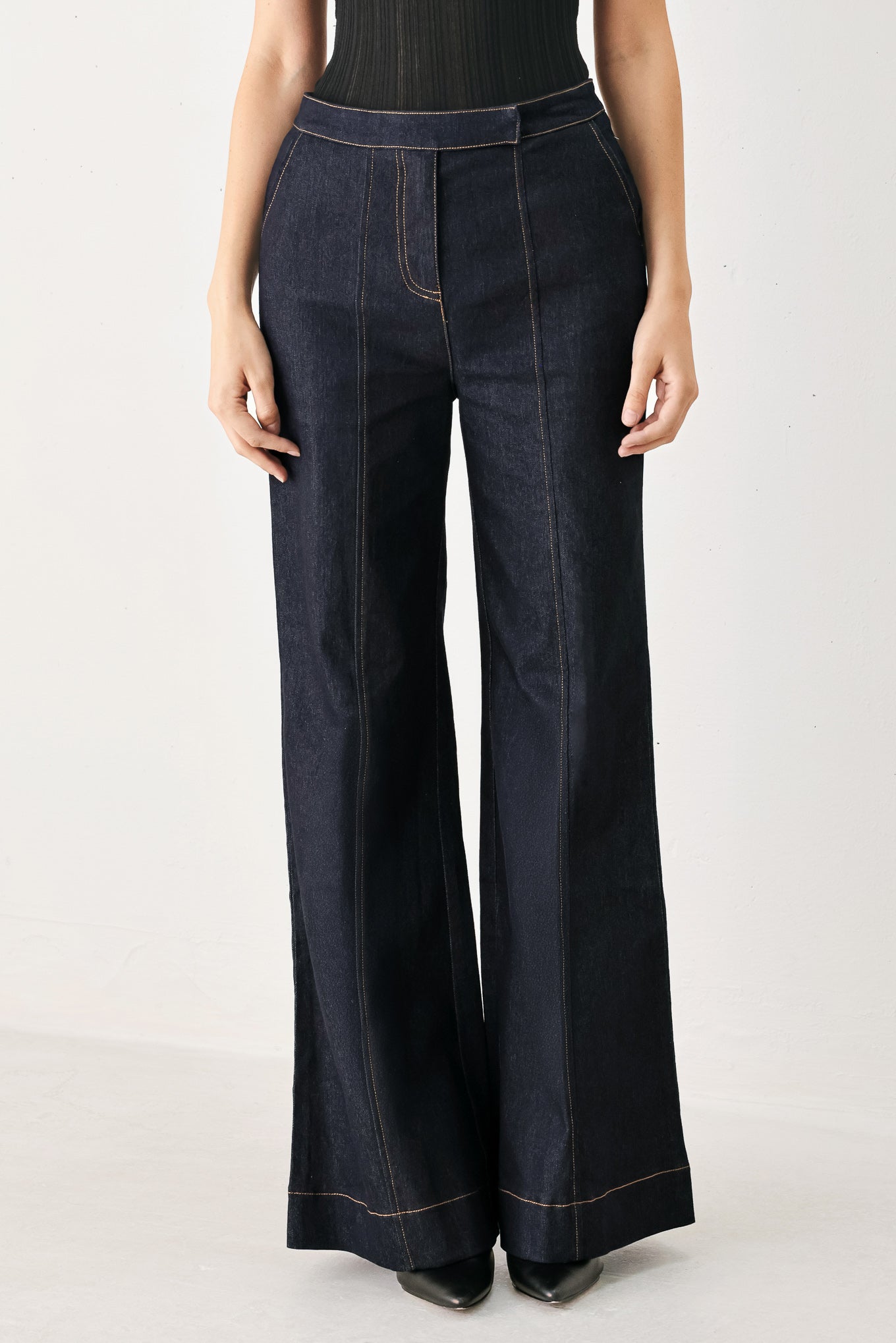 Woman wearing dark blue wide-leg denim jeans | FREEMARKET