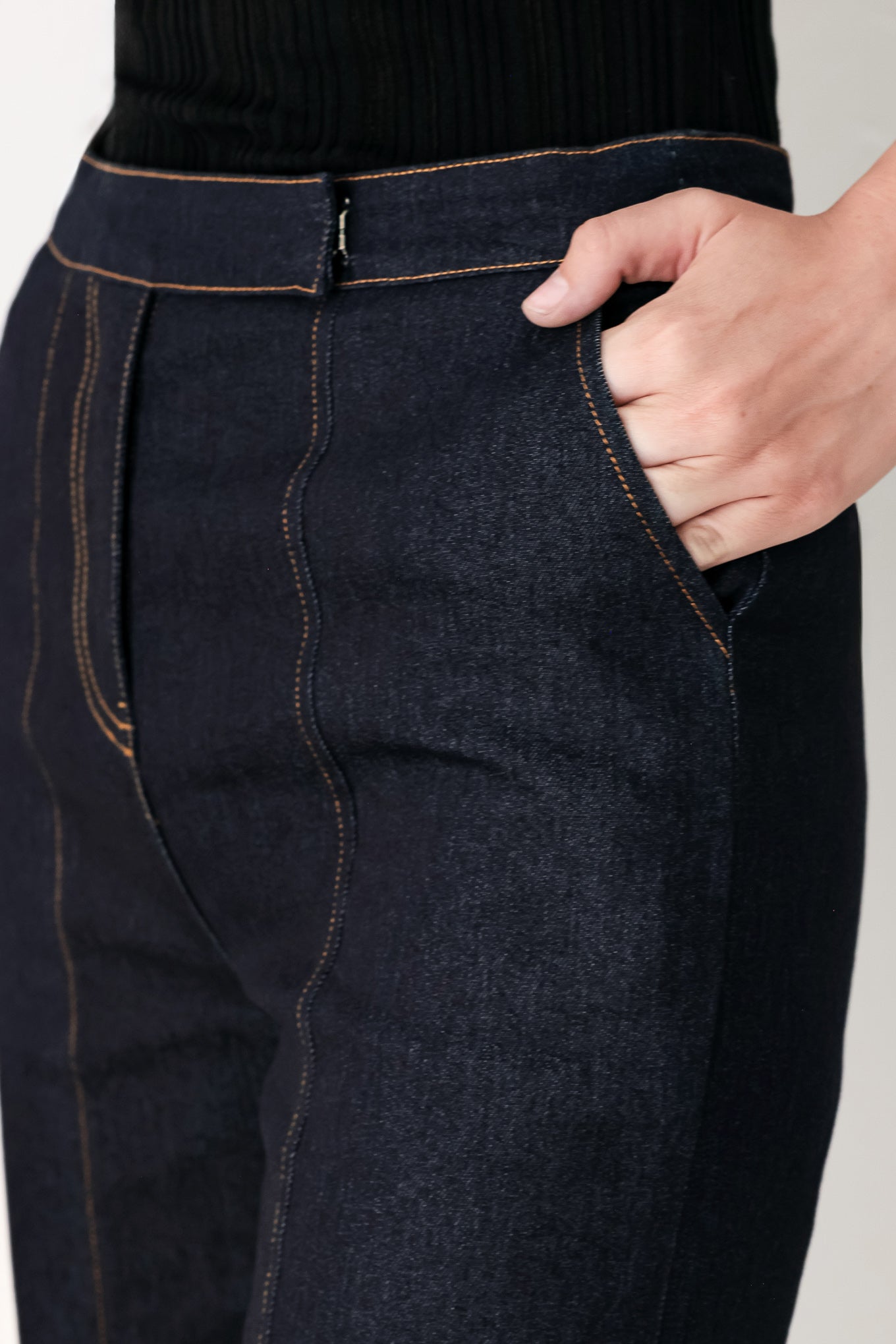 Woman wearing dark blue wide-leg denim jeans | FREEMARKET