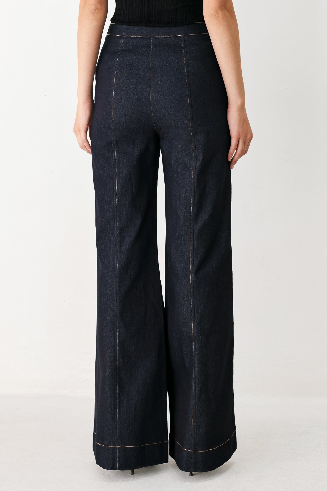 Woman wearing dark blue wide-leg denim jeans | FREEMARKET