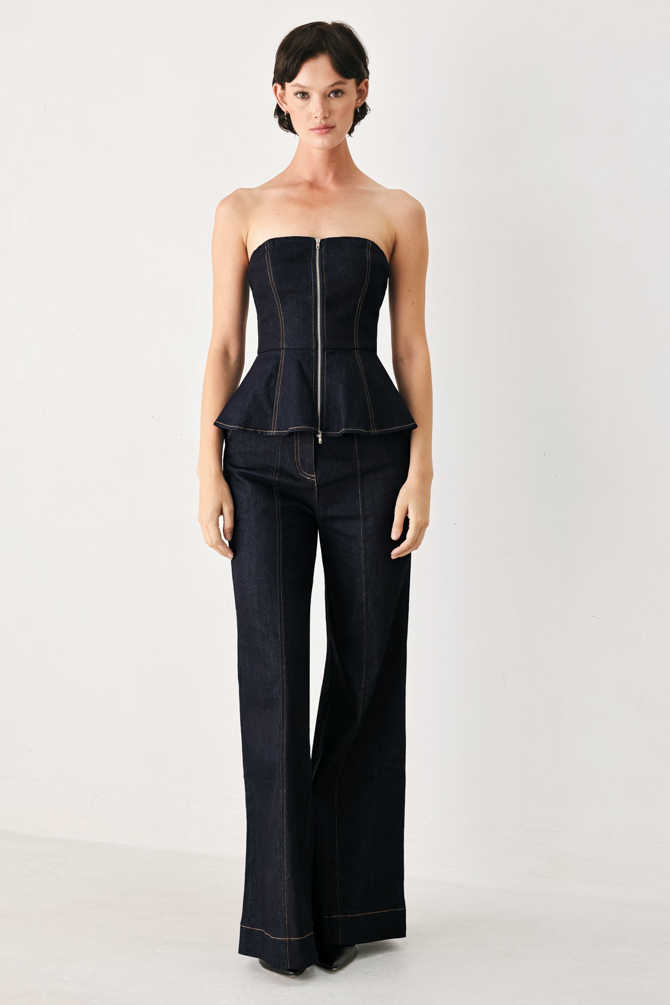 Woman wearing dark blue wide-leg denim jeans | FREEMARKET