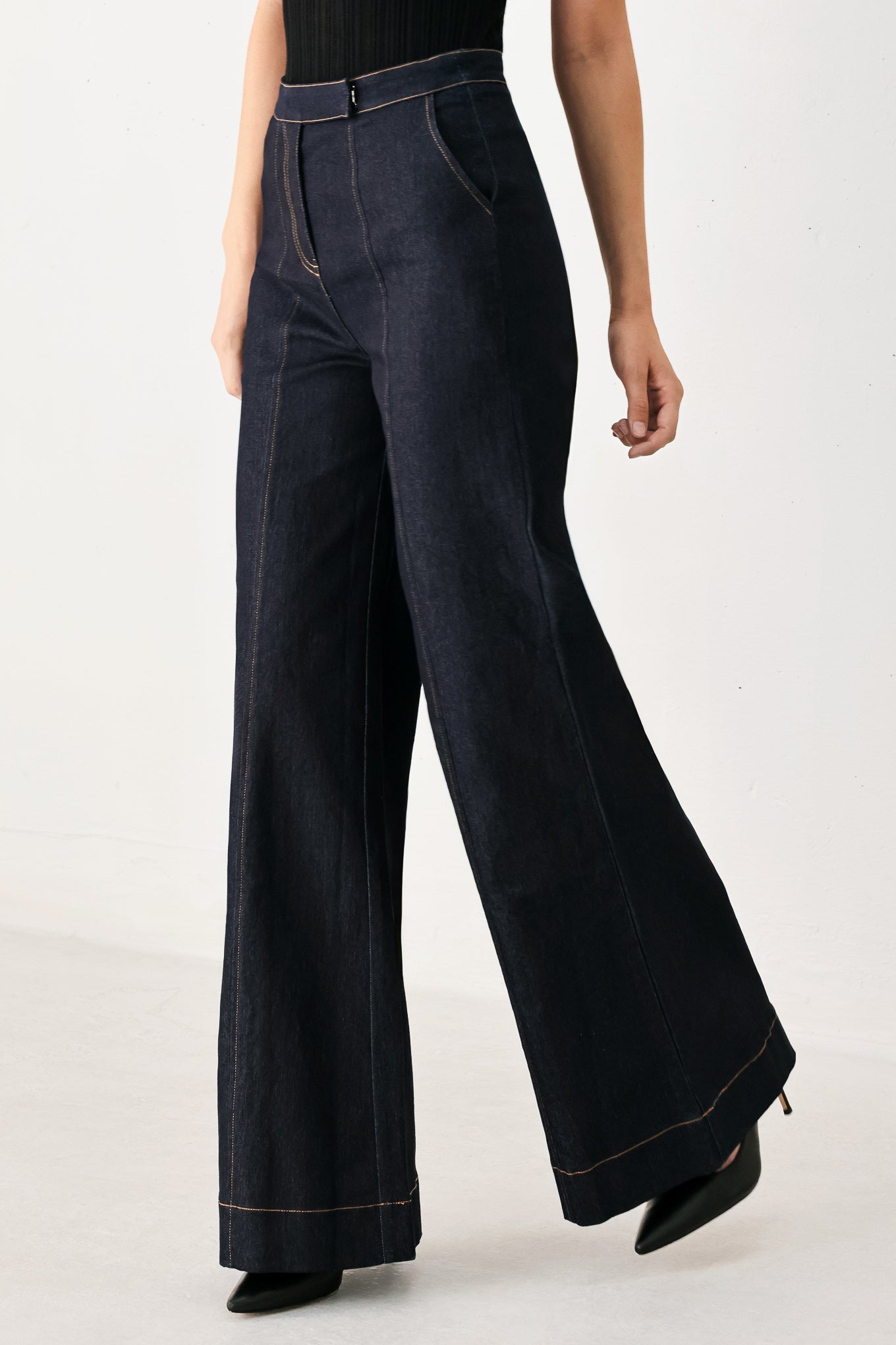 Woman wearing dark blue wide-leg denim jeans | FREEMARKET