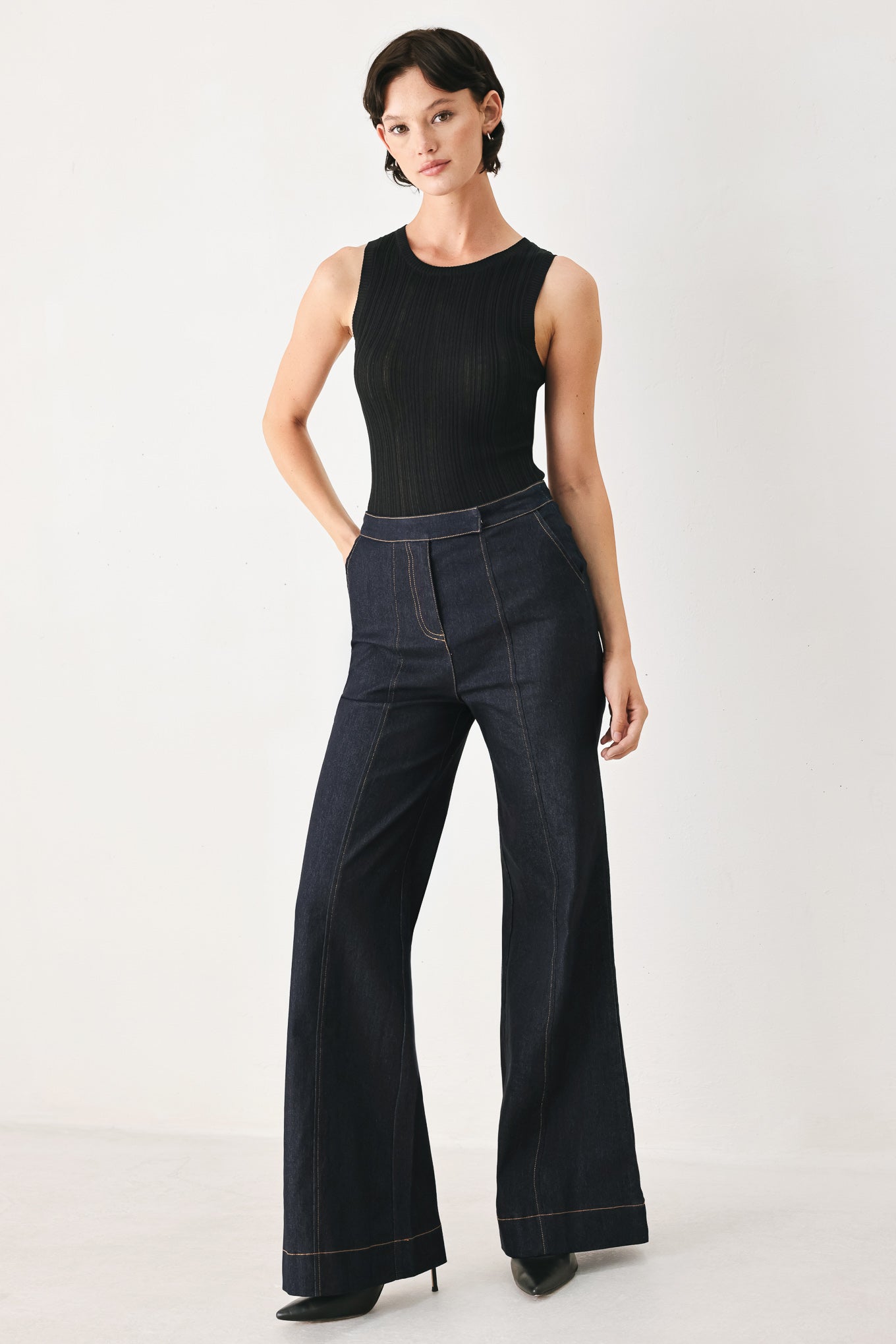 Woman wearing dark blue wide-leg denim jeans | FREEMARKET