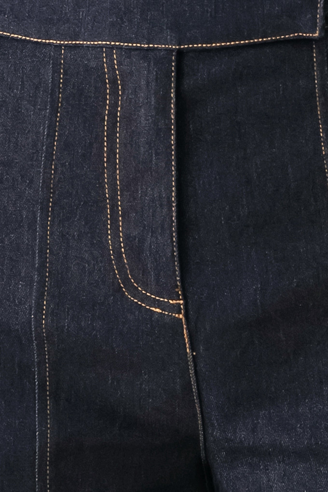 Woman wearing dark blue wide-leg denim jeans | FREEMARKET