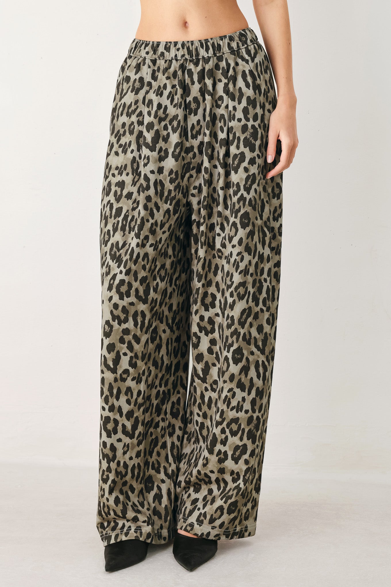 A printed woven pant with elastic waist. Matching vest FJ1528
