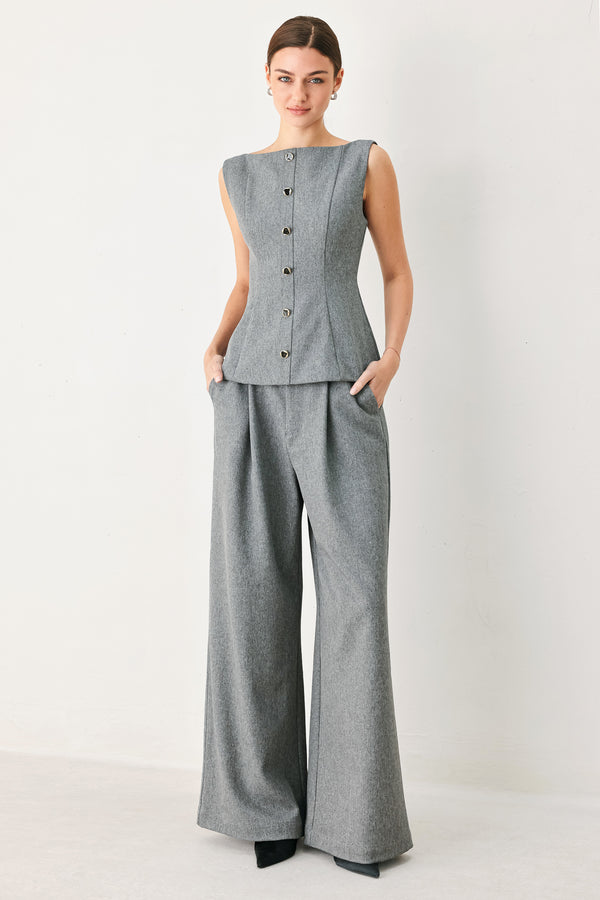 Woman wearing gray wide-leg pant with front closure, single pleat, pockets, and black belt | FREEMARKET