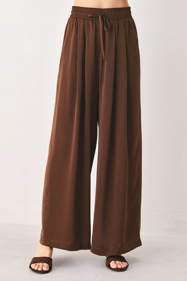 Woman wearing brown wide-leg drawstring pants | FREEMARKET