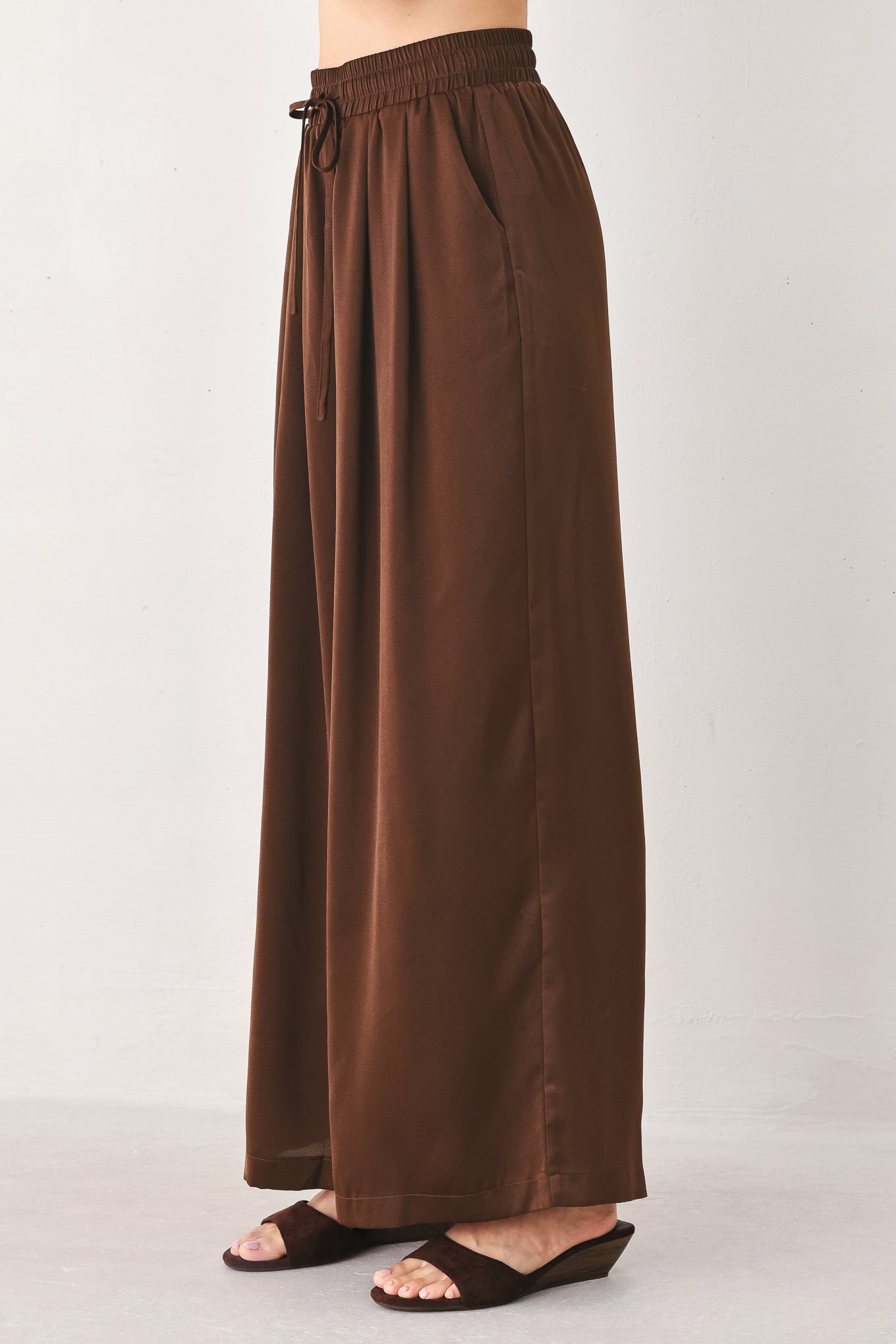 Woman wearing brown wide-leg drawstring pants | FREEMARKET