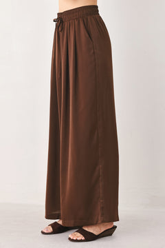 Woman wearing brown wide-leg drawstring pants | FREEMARKET