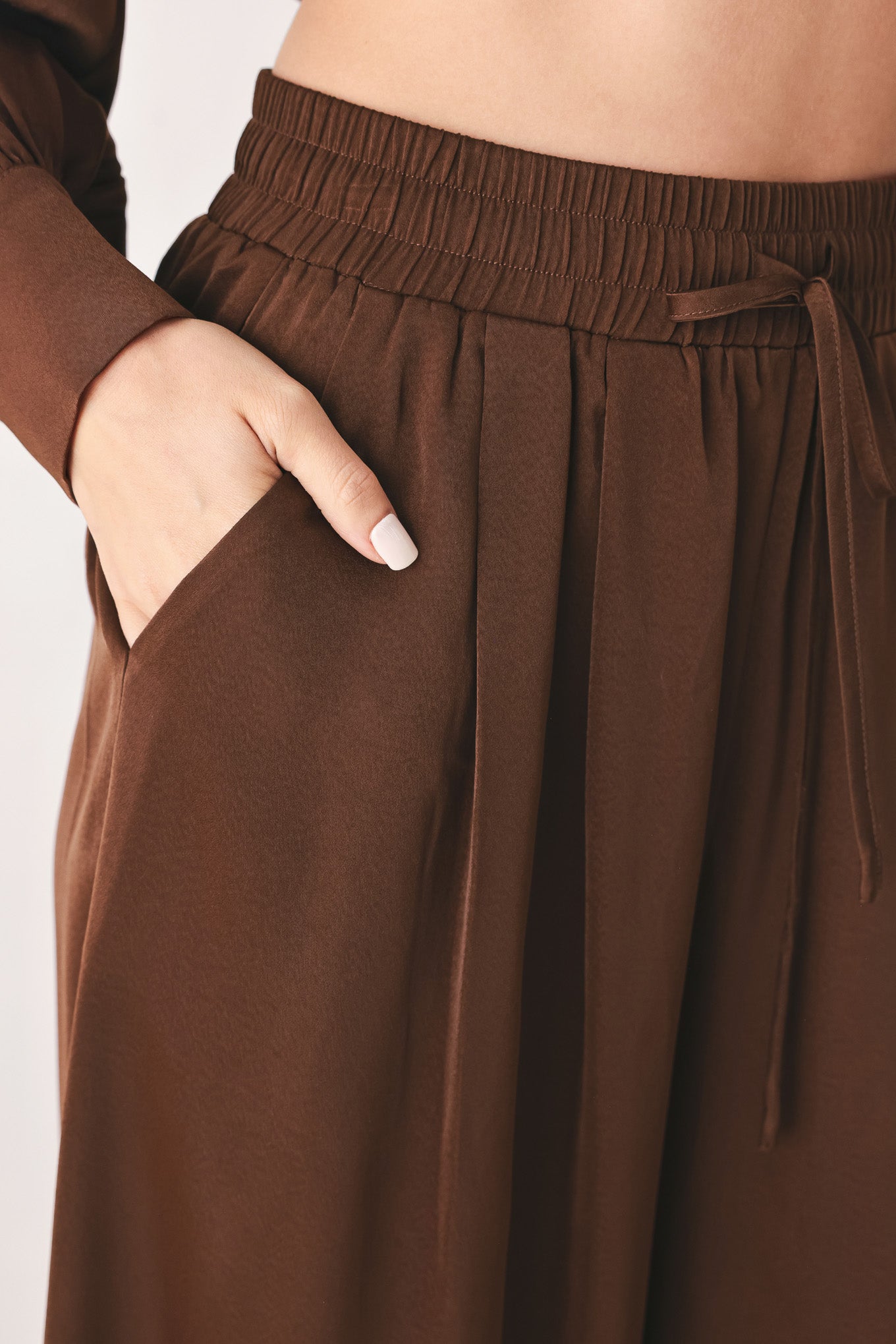 Woman wearing brown wide-leg drawstring pants | FREEMARKET