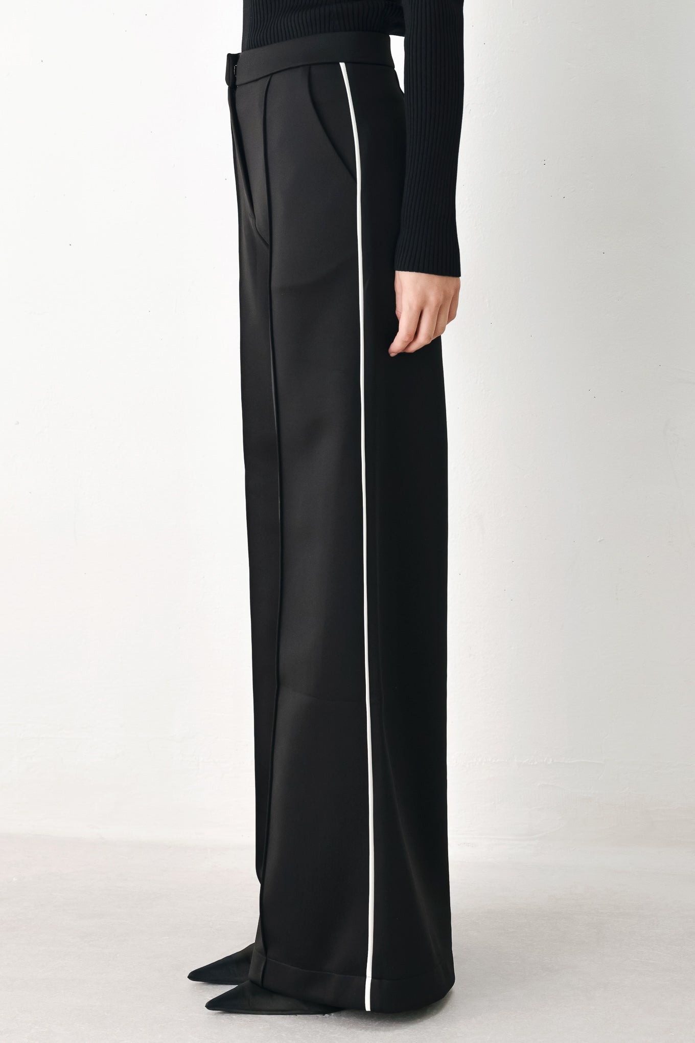 Model wearing black wide-leg trousers with white side stripes | FREEMARKET