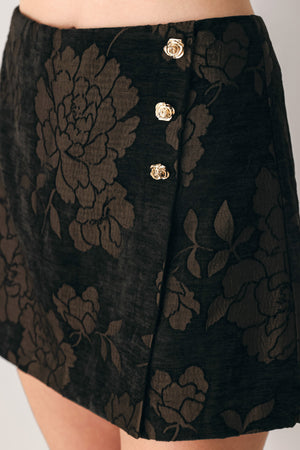 Woman wearing a dark brown mini skort with a brown floral jacquard pattern | FREEMARKET